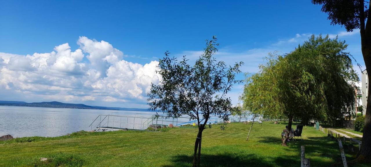 Suello Utcai Apartman Fonyod Vizparti Es Panoramas! On The Waterfront And With Balaton Panorama! Bagian luar foto